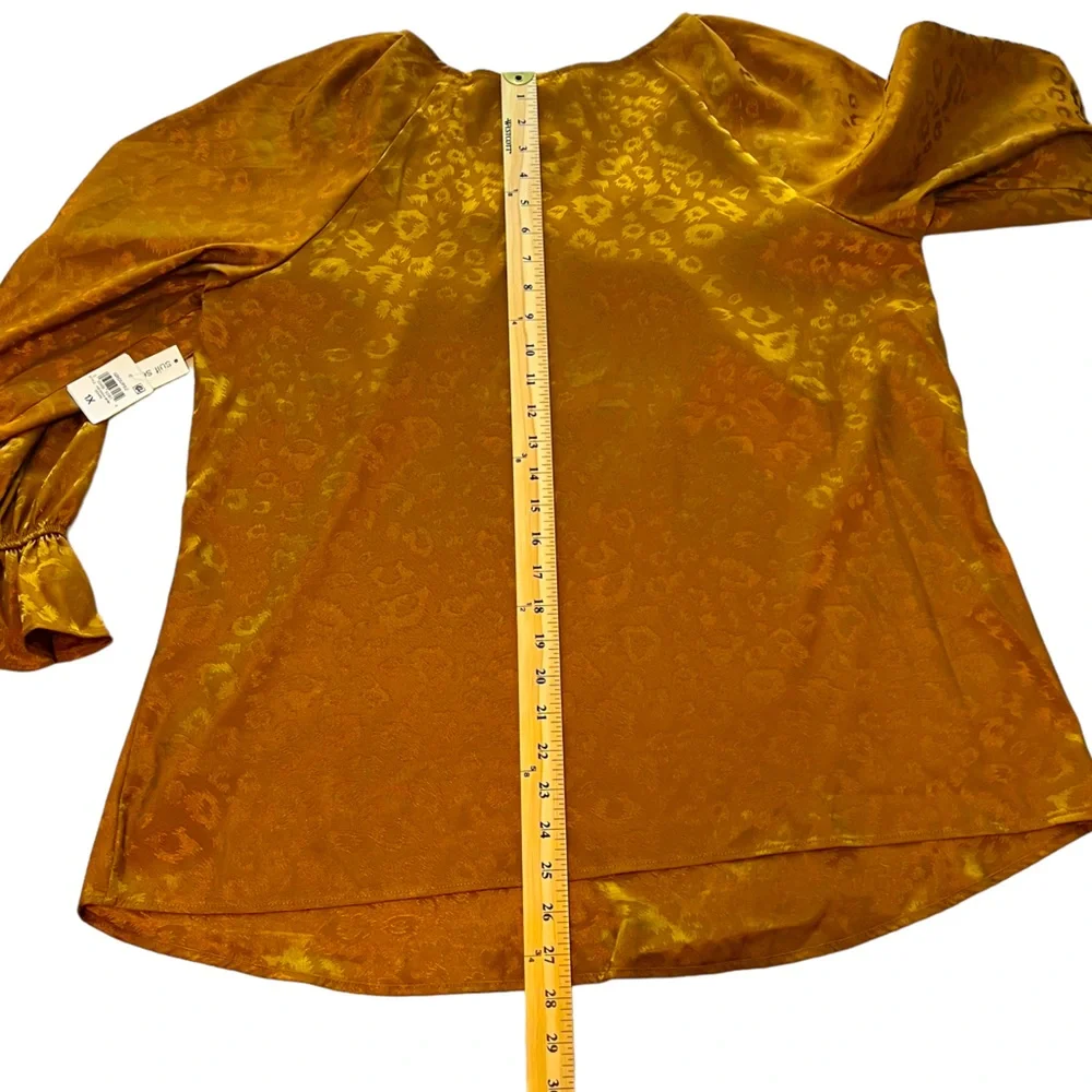 New NWT Bar III Gold Plus V-neck Animal Jacquard Blouse Size 1X - Picture 2 of 9